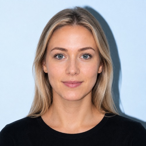 Wrong background passport photo example